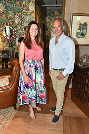 Natalie Schmid, Sanjiv Singh (Managing Director Ingolstadt Village) Fashion meets Art im Ingolstadt Village in Ingolstadt am 28.07.2020 Foto: BrauerPhotos / G.Nitschke